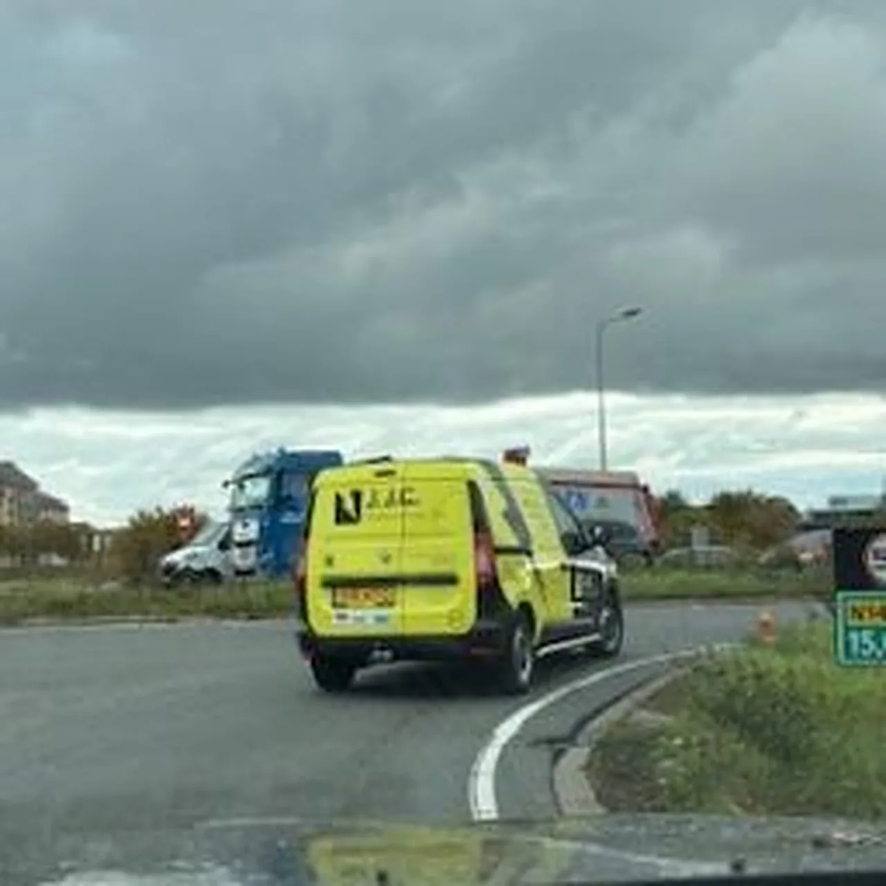 Servicebus van J.J.C. Elektro Groep onderweg naar een storing