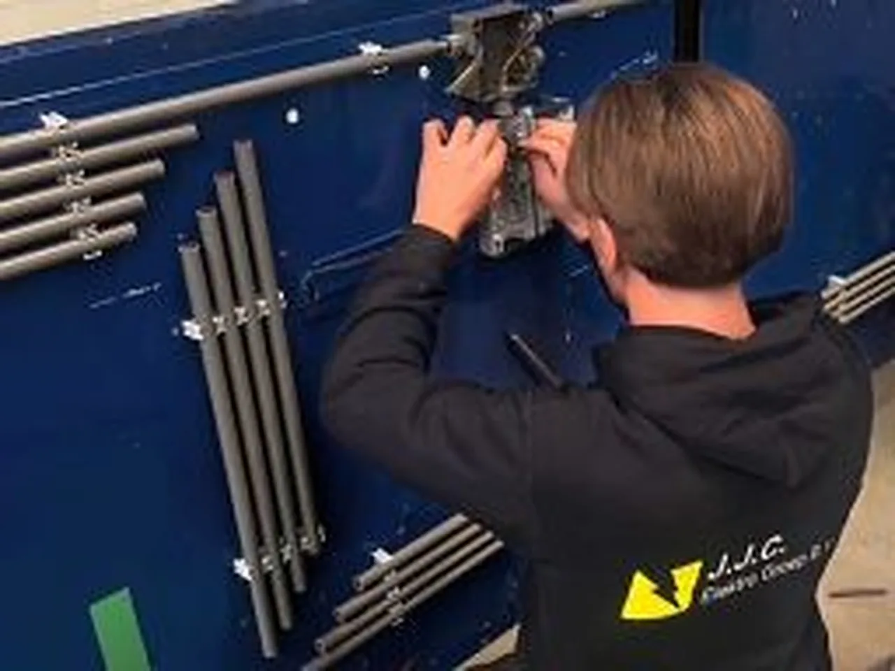 Monteur bouwt een verdeelpaneel op in de werkplaats