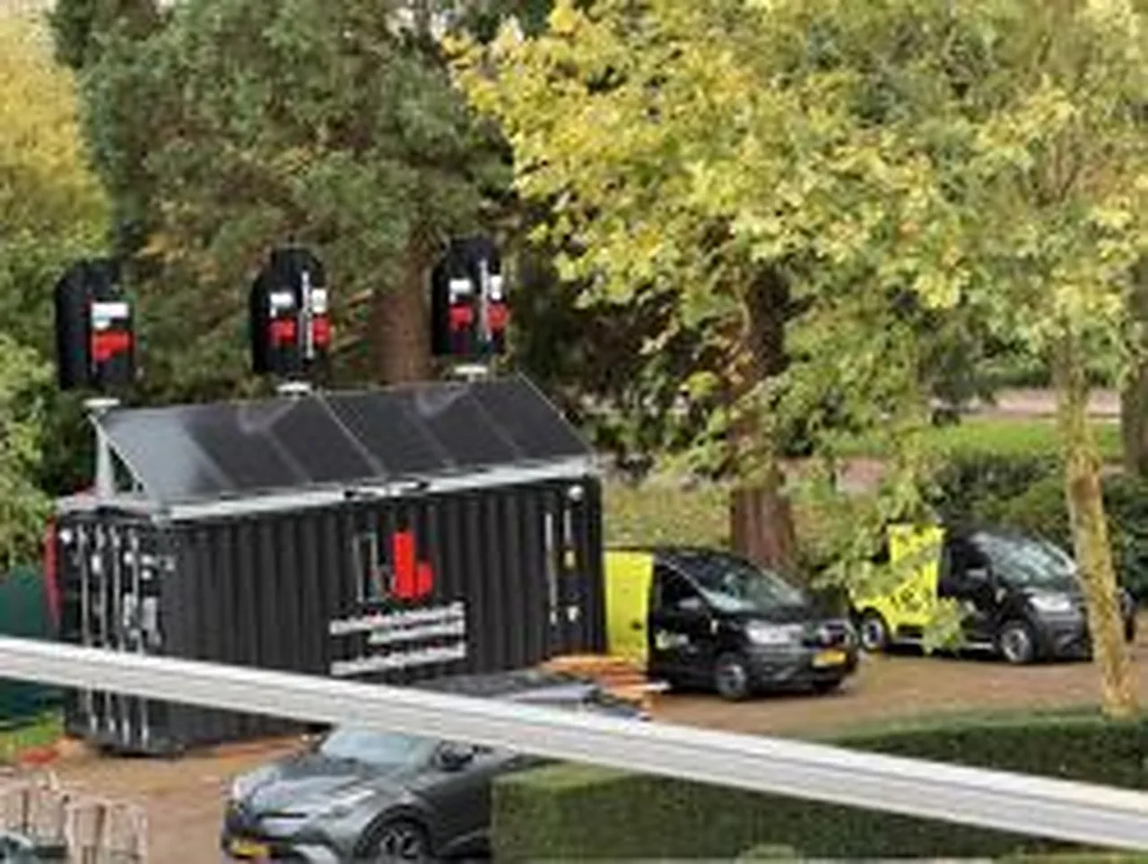 Laadoplossing met laadpalen en zonnepanelen op een container
